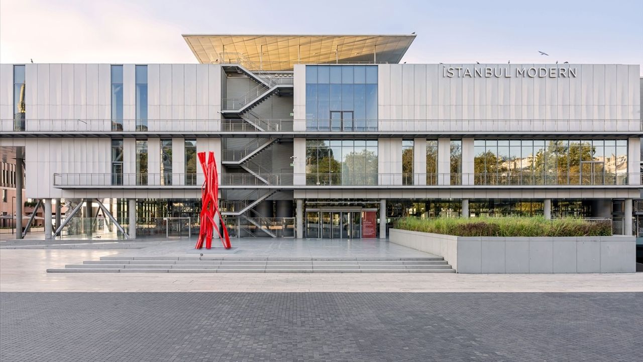 Bettina Pousttchi'nin "Dikey Otoyollar V02" Heykeli İstanbul Modern'de