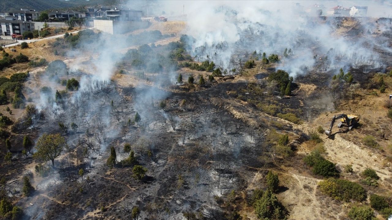 Bilecik'te Ağaçlık Arazide Yangın Havadan ve Karadan Müdahaleyle Kontrol Altına Alındı