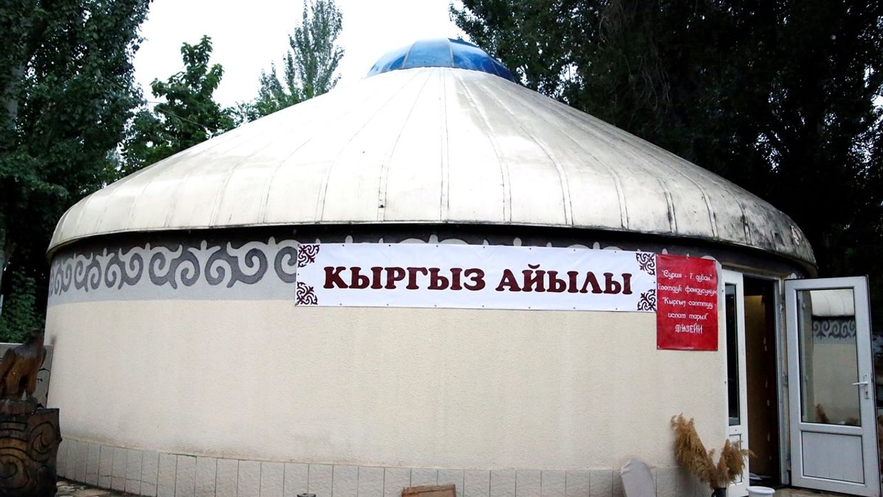 Bişkek'te 'Kırgız Köyü' Müzesi: Anneler Vakfı 400'den Fazla Antika Sergiliyor