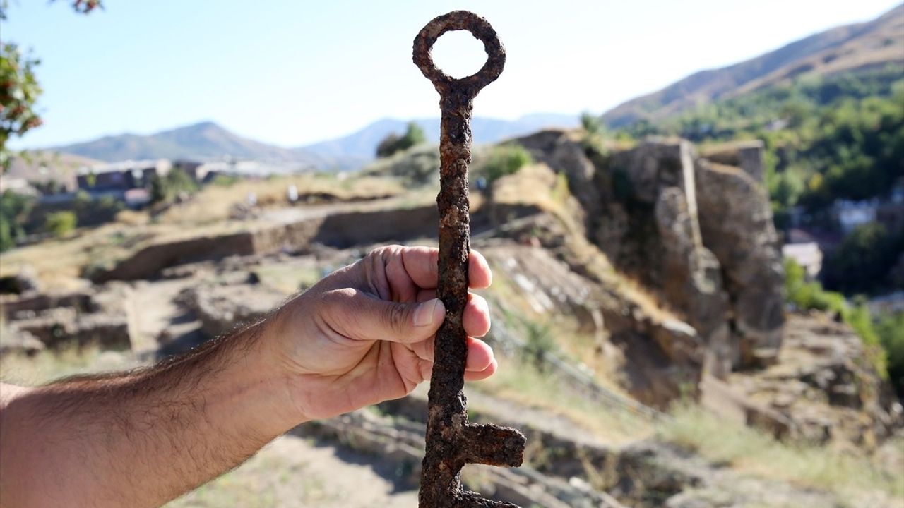 Bitlis Kalesi'nde 29 cm'lik Osmanlı Anahtarı Gün Yüzüne Çıktı