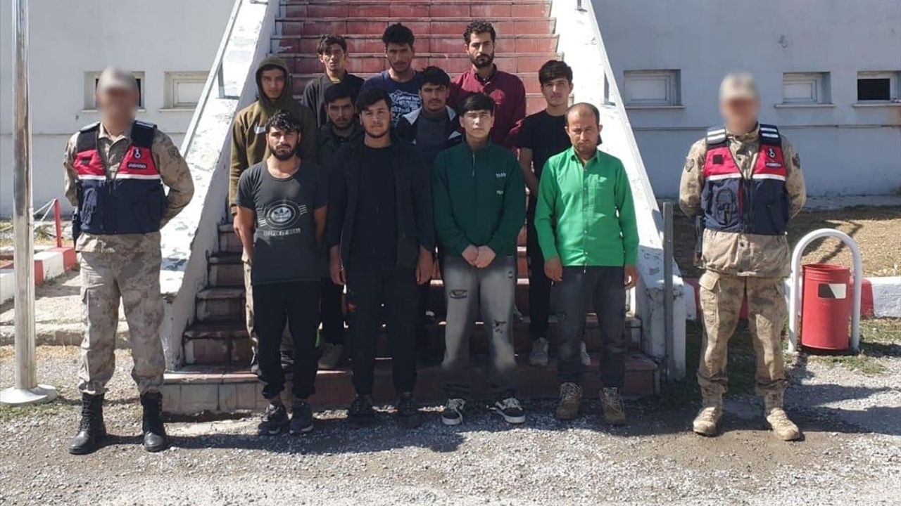 Bitlis Tatvan'da 11 Afganistan Uyruklu Düzensiz Göçmen Yakalandı — 2 Şüpheli Tutuklandı
