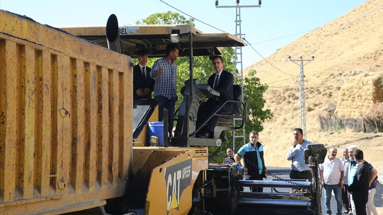 Bitlis'te Köy Yolları Sıcak Asfalta Kavuşuyor: 100 km BSK Çalışması