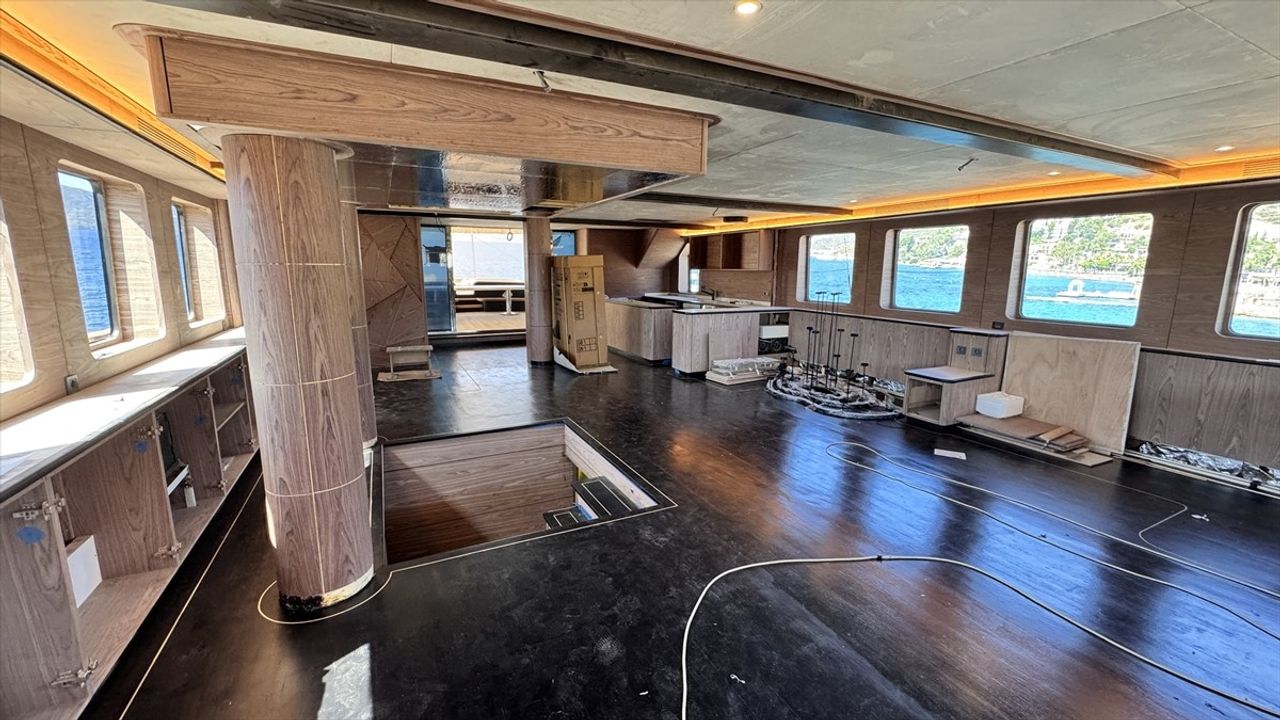 Bodrum'da 50,5 Metrelik 'Oğuz Khan' Yelkenli Yat Denize İndirildi