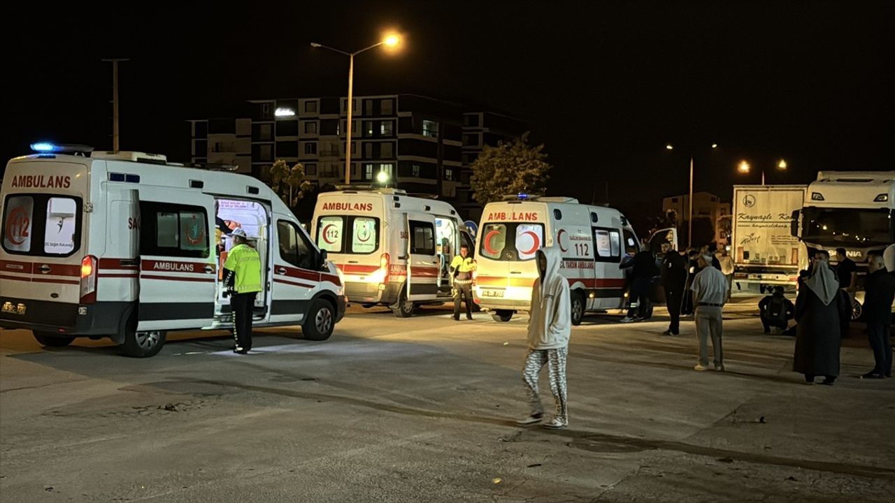 Bolu'da D-100'de Kaza: Otomobil Park Halindeki 3 Araca Çarptı, 4 Ağır Yaralı