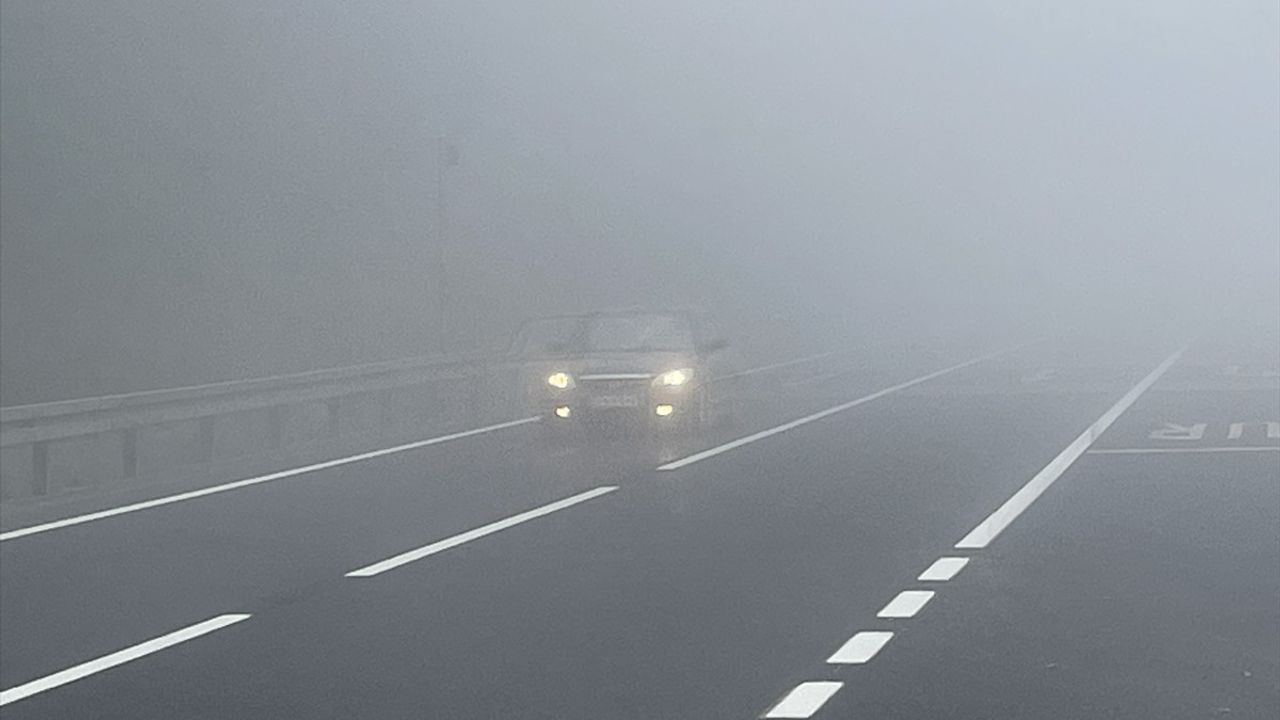 Bolu Dağı'nda Yoğun Sis: D-100'de Görüş 25 Metreye Düştü