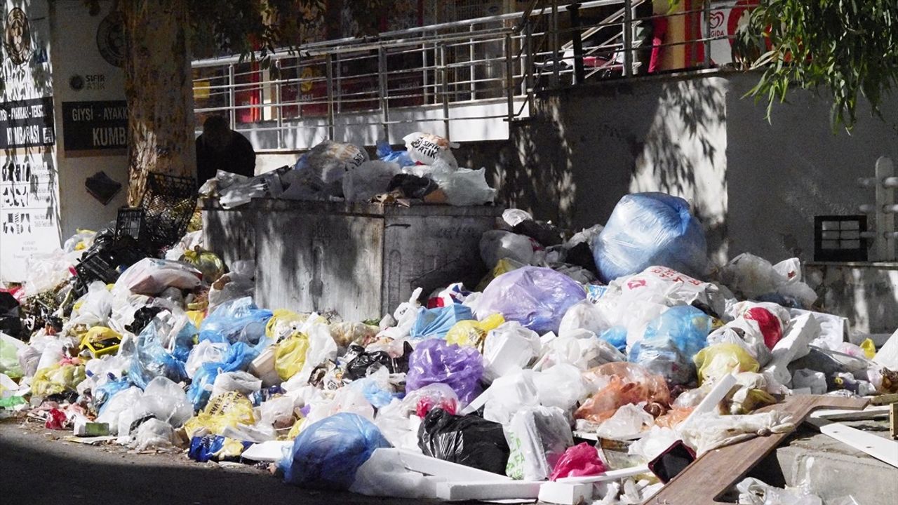 Buca'da Biriken Çöpler ve Kötü Koku Mahalleliyi İsyan Ettirdi