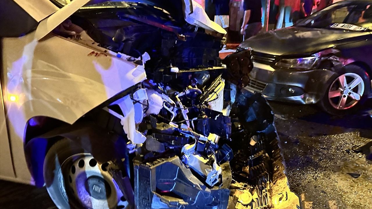 Burdur'da 3 Araçlı Kaza: 1 Ölü, 4 Yaralı