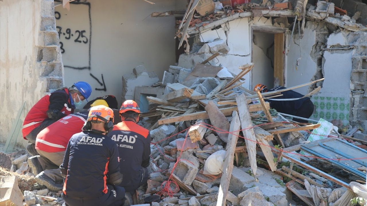Burdur'da 5,7 Büyüklüğünde Deprem Tatbikatı
