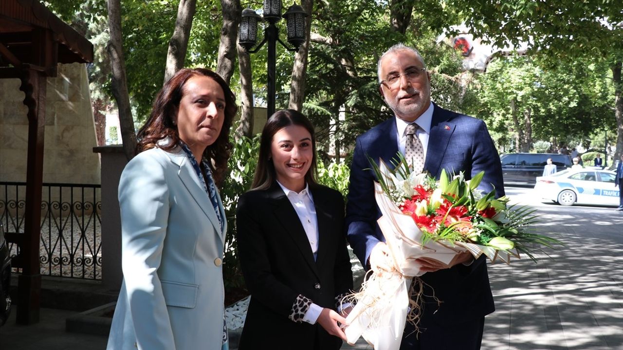 Burdur'da Vedat Işıkhan: Ekonomi %4,8 ile 20 çeyrektir büyüyor