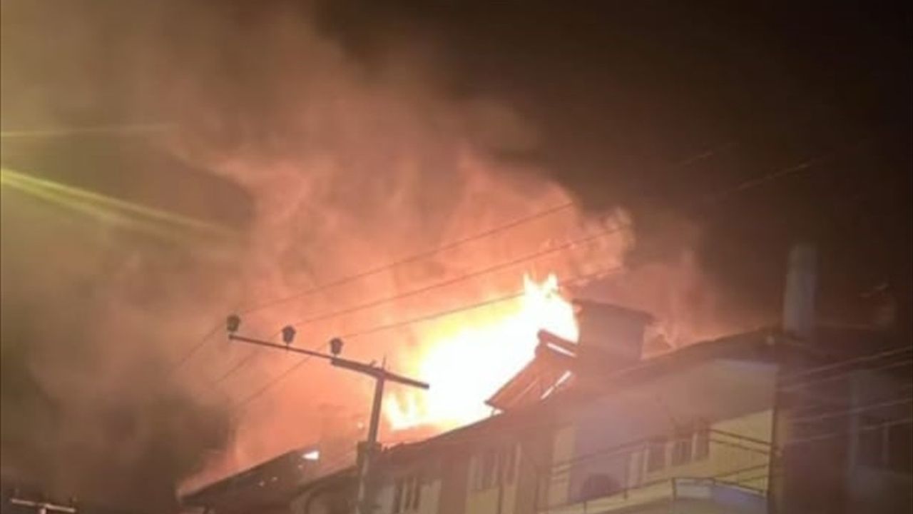 Burdur Gölhisar'da Çatı Yangını Daireye Sıçradı — Ekipler Söndürdü