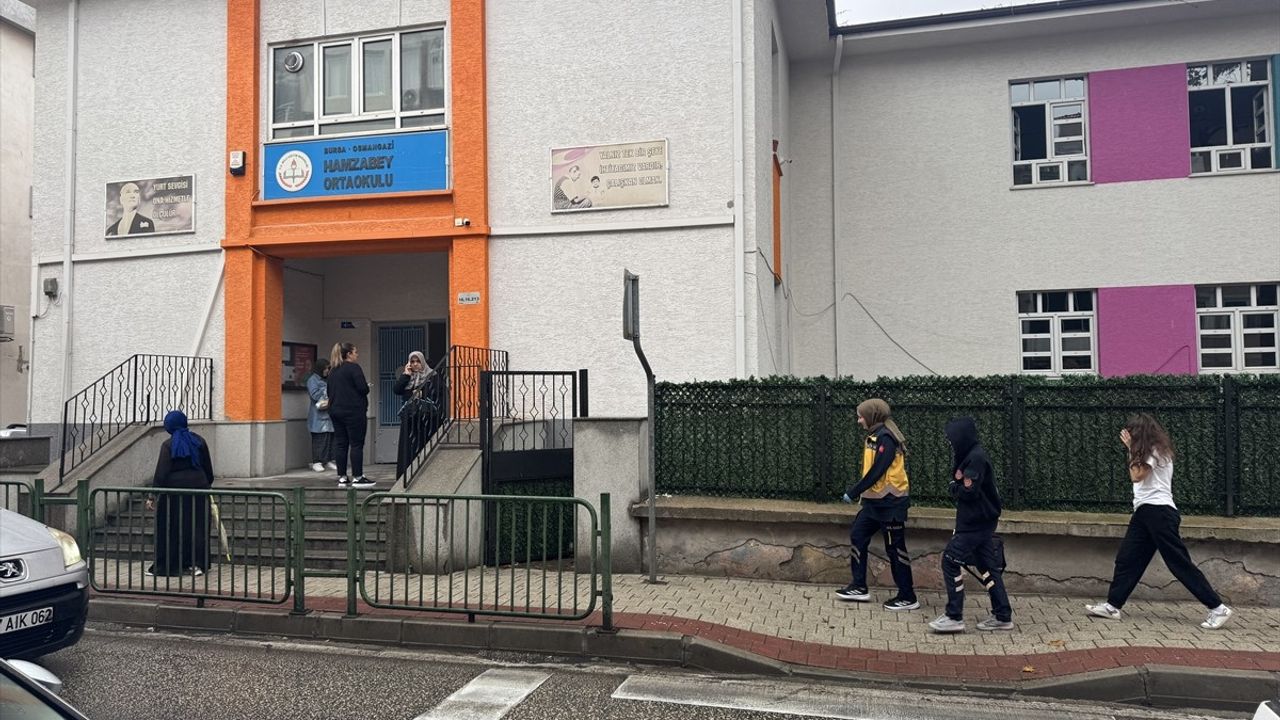 Bursa'da 6 öğrenci zehirlenme şüphesiyle hastaneye kaldırıldı
