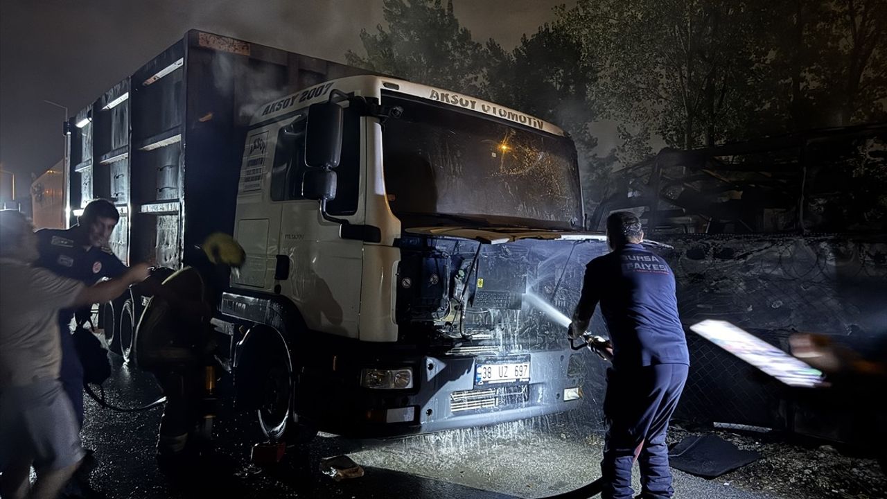 Bursa'da Karavandan Kamyona Sıçrayan Yangın Söndürüldü
