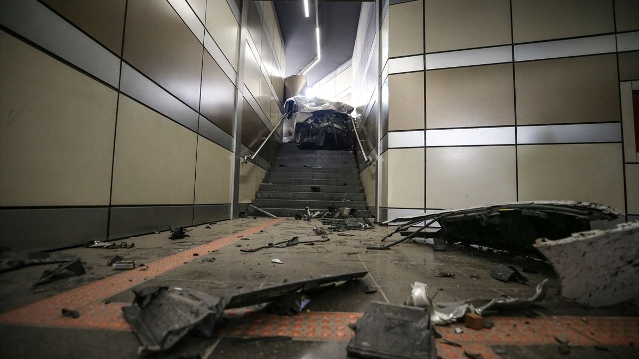 Bursa'da metro alt geçidine giren hafif ticari araç sürücüyü yaraladı