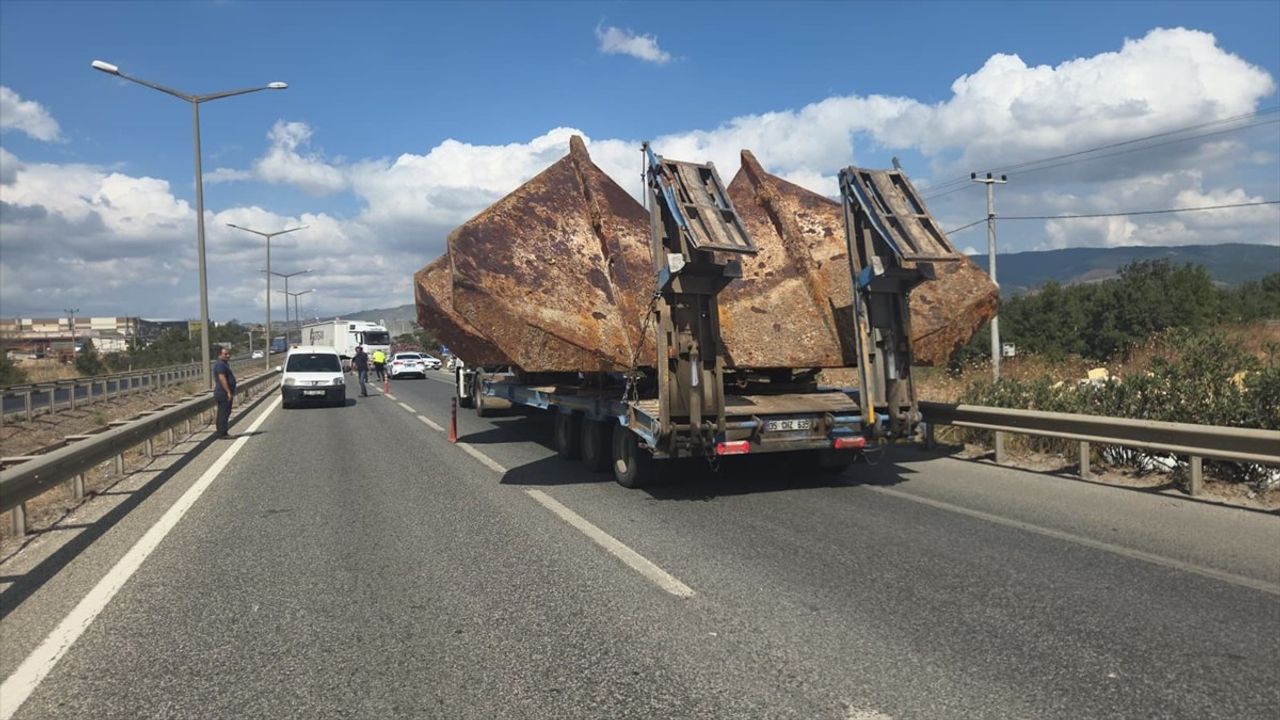 Bursa'da Otobüs Tırın Dorsesindeki Gemi Çapasına Çarptı: 3 Yaralı