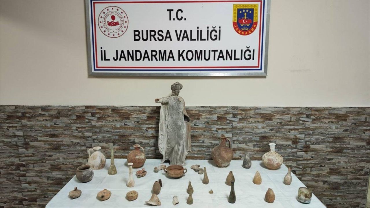 Bursa'da Tarihi Eser Operasyonu: 29 Obje ve 60 Santimetrelik Heykel Ele Geçirildi