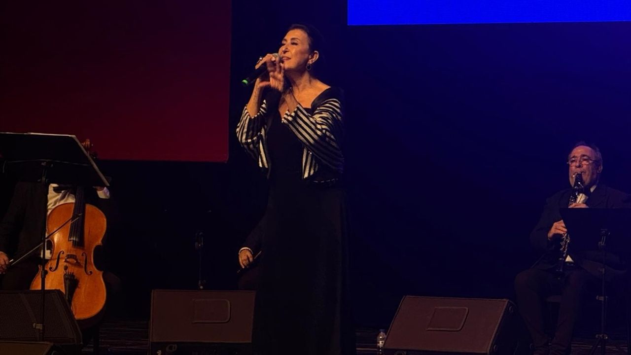 Bursa'da Zeki Müren'i Anma Gecesi — Yıldırım Bekçi ve Melihat Gülses Sahne Aldı