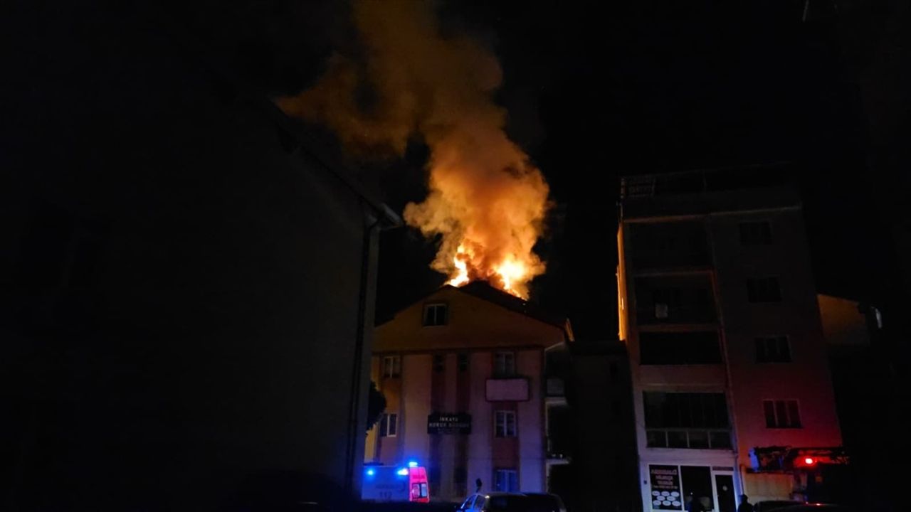 Bursa İnegöl'de 5 Katlı Binanın Çatısında Yangın Söndürüldü