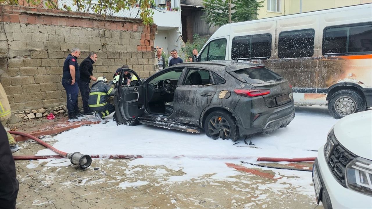 Bursa İnegöl'de Otopark Yangını: 3 Araç Hasar Gördü