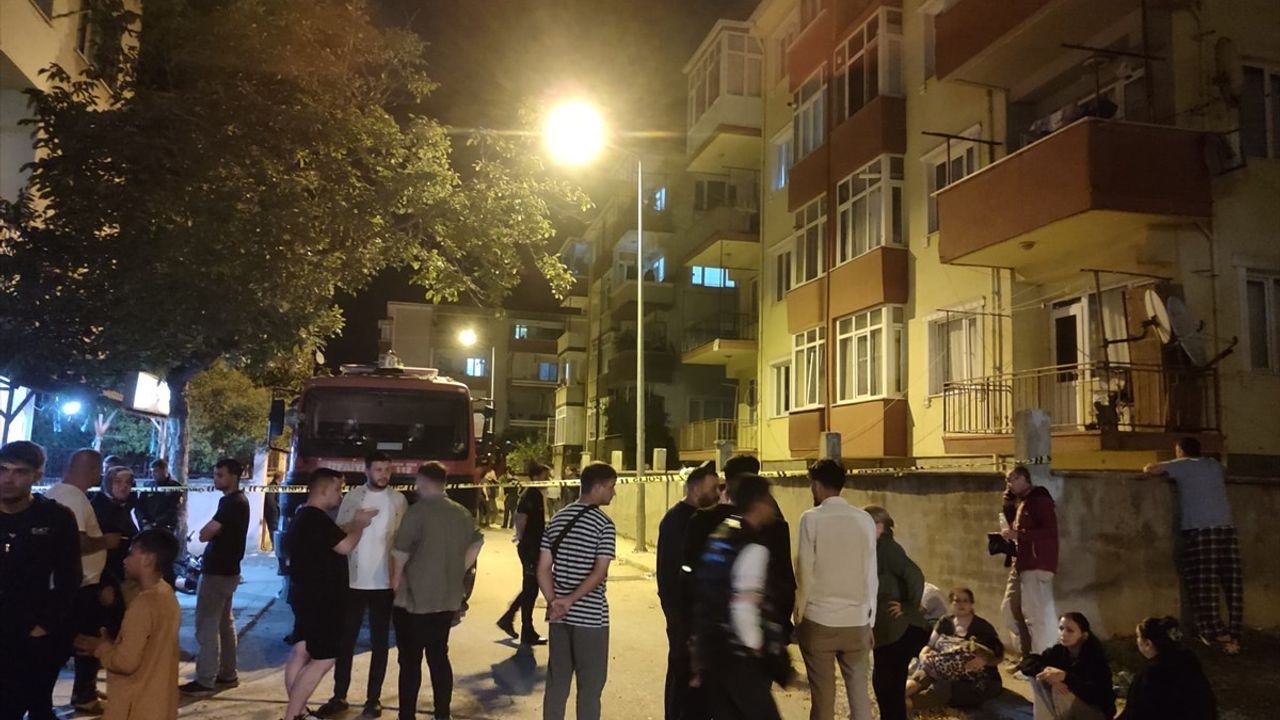 Bursa Karacabey'de 4 Katlı Binada Yangın: 3 Kişi Hayatını Kaybetti