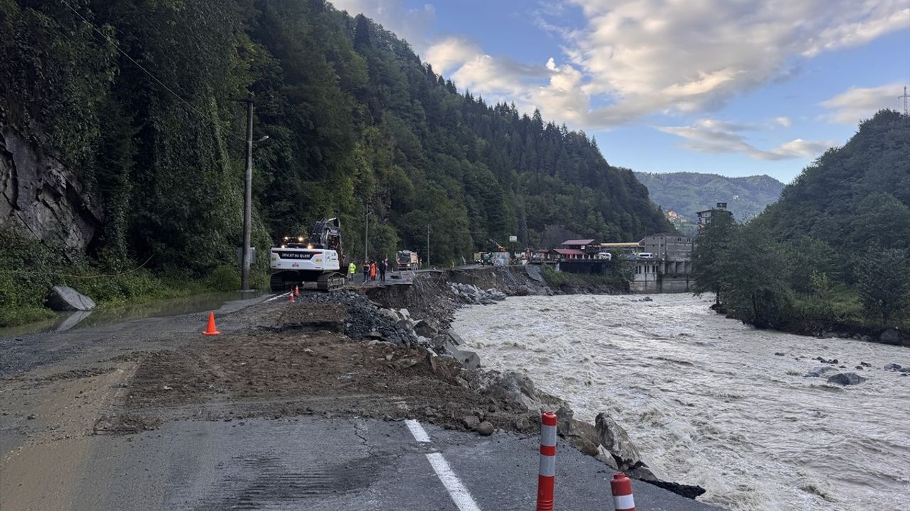 Çamlıhemşin-Ardeşen Kara Yolunda Çökme: Ulaşım Tek Şeritten Kontrollü