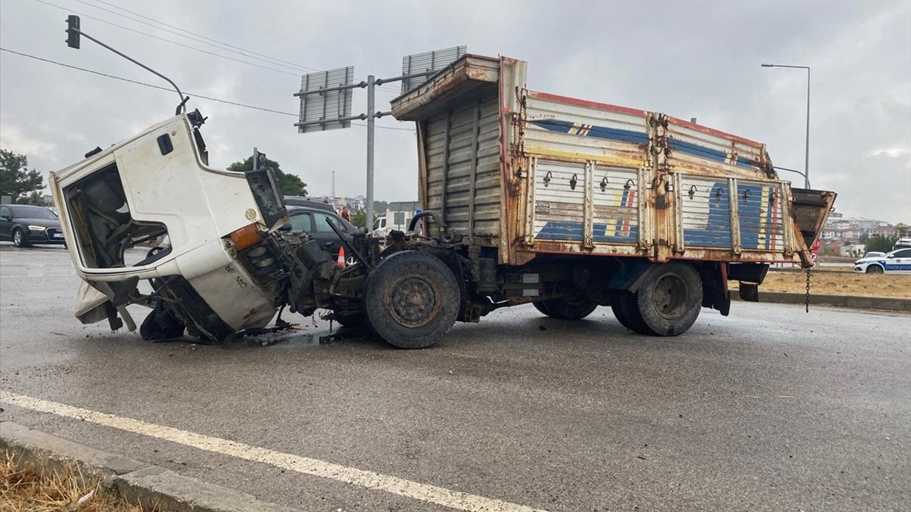 Çanakkale Ayvacık'ta Kamyon ile Kamyonet Çarpıştı: 1 Kişi Hayatını Kaybetti