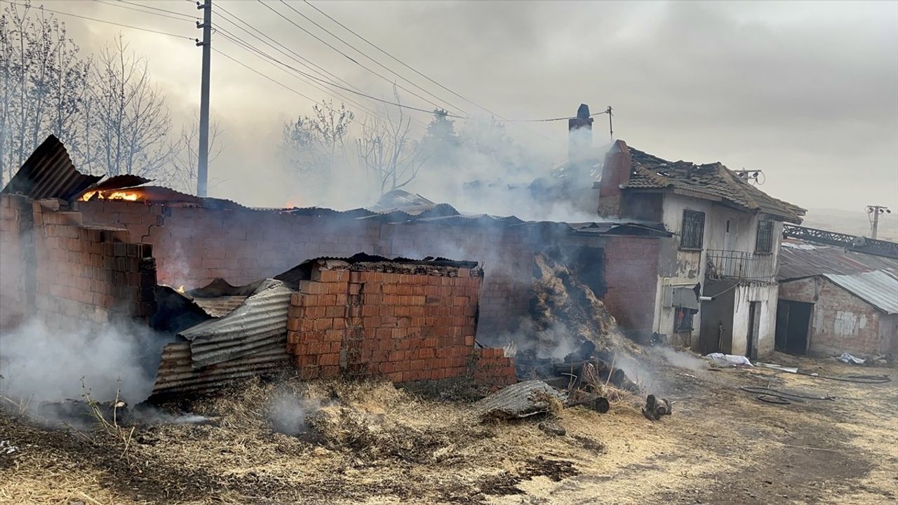Çankırı Çerkeş'te samanlık yangını: Bitişiğindeki ev zarar gördü