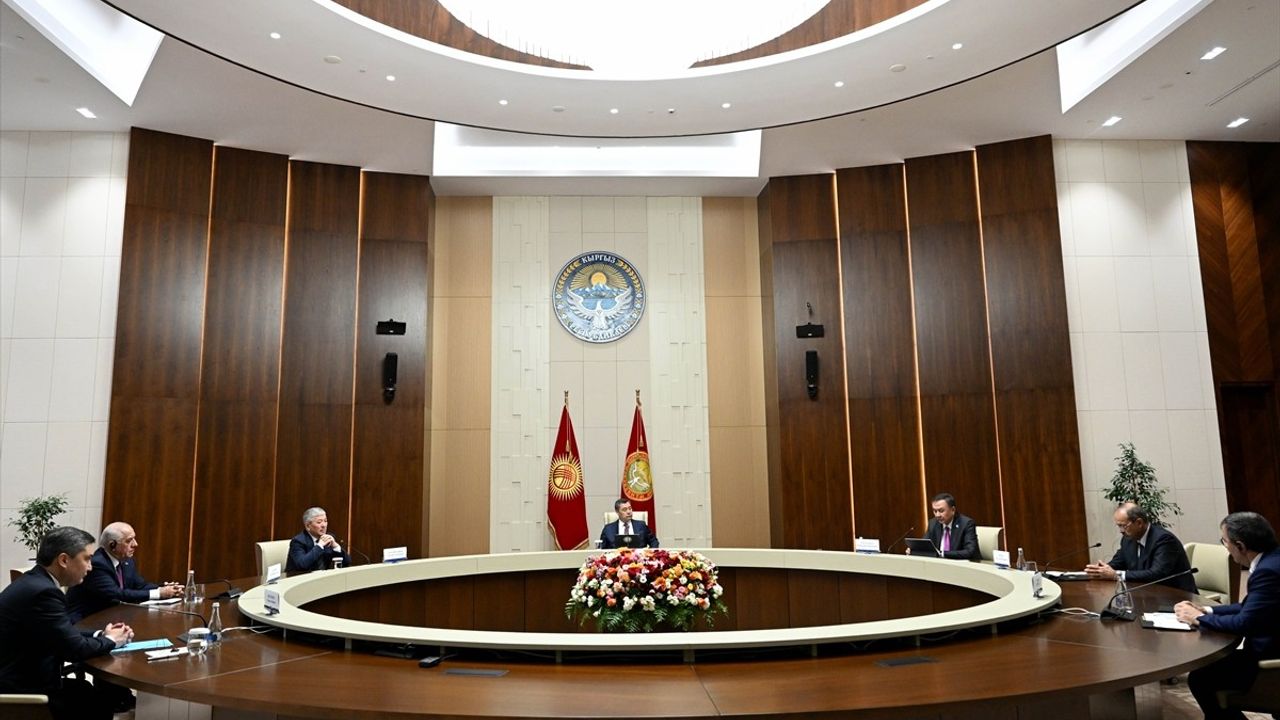 Caparov Bişkek'te TDT Hükümet Başkanları ve Cumhurbaşkanı Yardımcılarını Kabul Etti