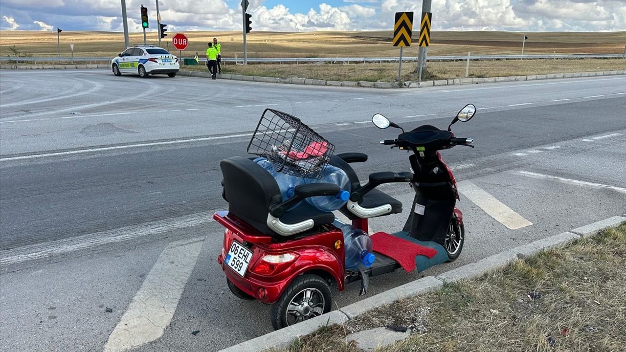 Çorum Alaca'da Taksi ile Elektrikli Motosiklet Çarpıştı — Kaza Güvenlik Kamerasında