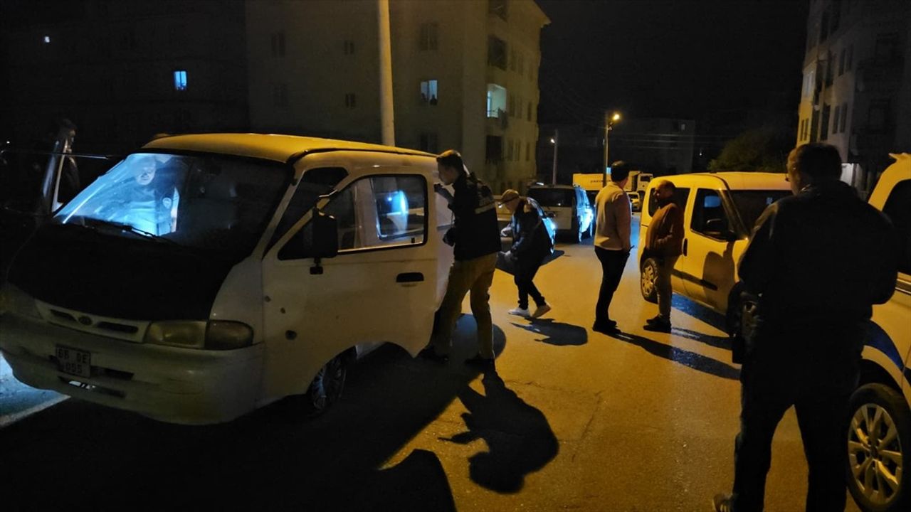 Çorum'da 'dur' ihtarına uymayan araç polis memuruna çarptı