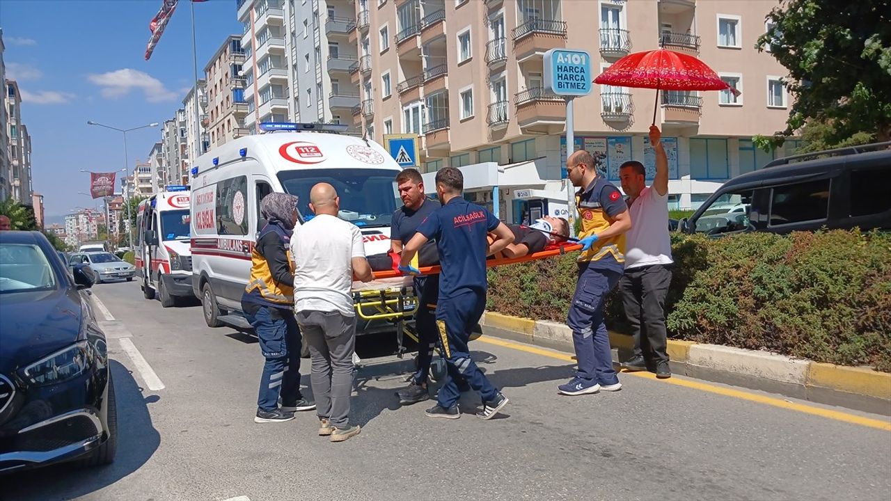 Çorum'da motosiklet yayaya çarptı: 2 kişi yaralandı