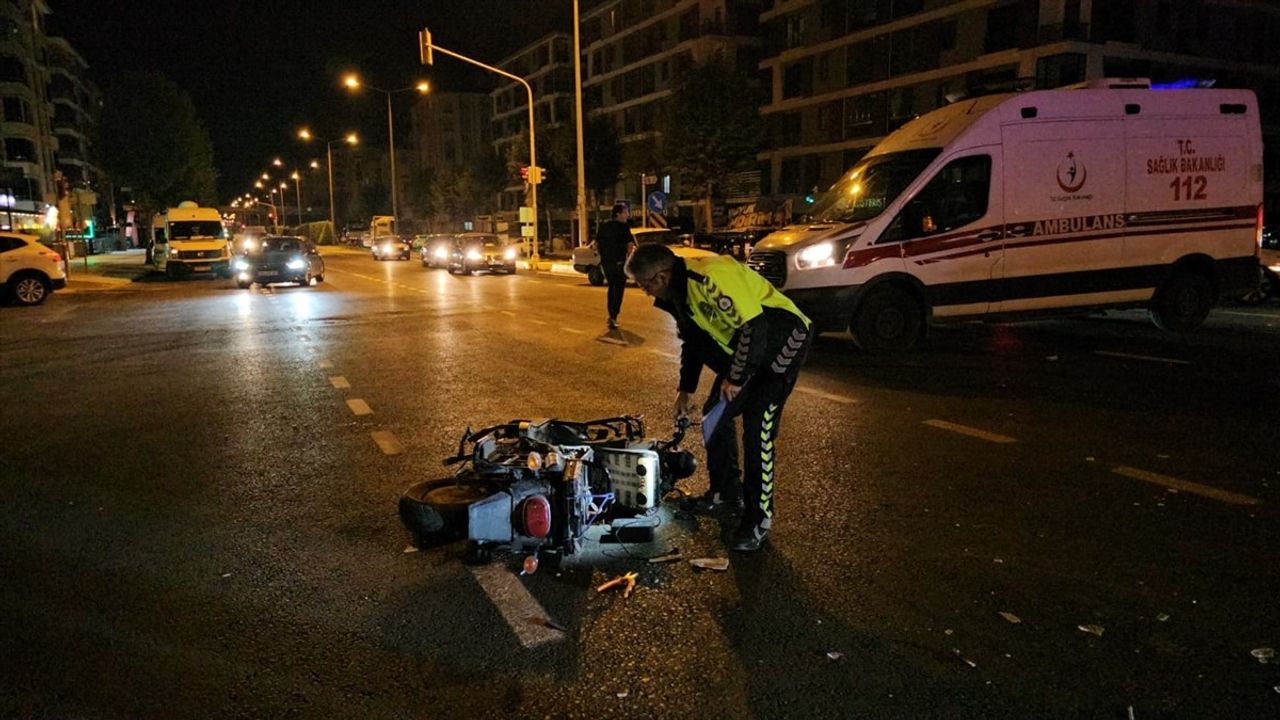 Çorum'da otomobil ile elektrikli motosiklet çarpıştı: 4 yaralı