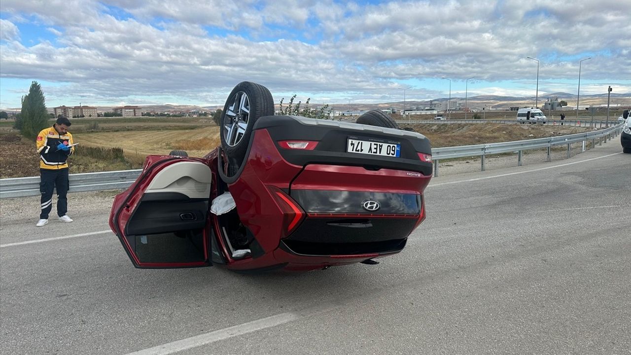 Çorum'da Otomobil ile Hafif Ticari Araç Çarpıştı: 3 Yaralı