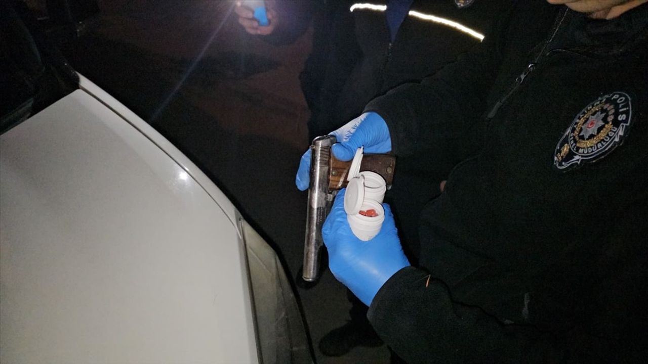 Çorum'da polisten kaçarken kaza: Araçta silah ve 104 sentetik ecza hapı ele geçirildi