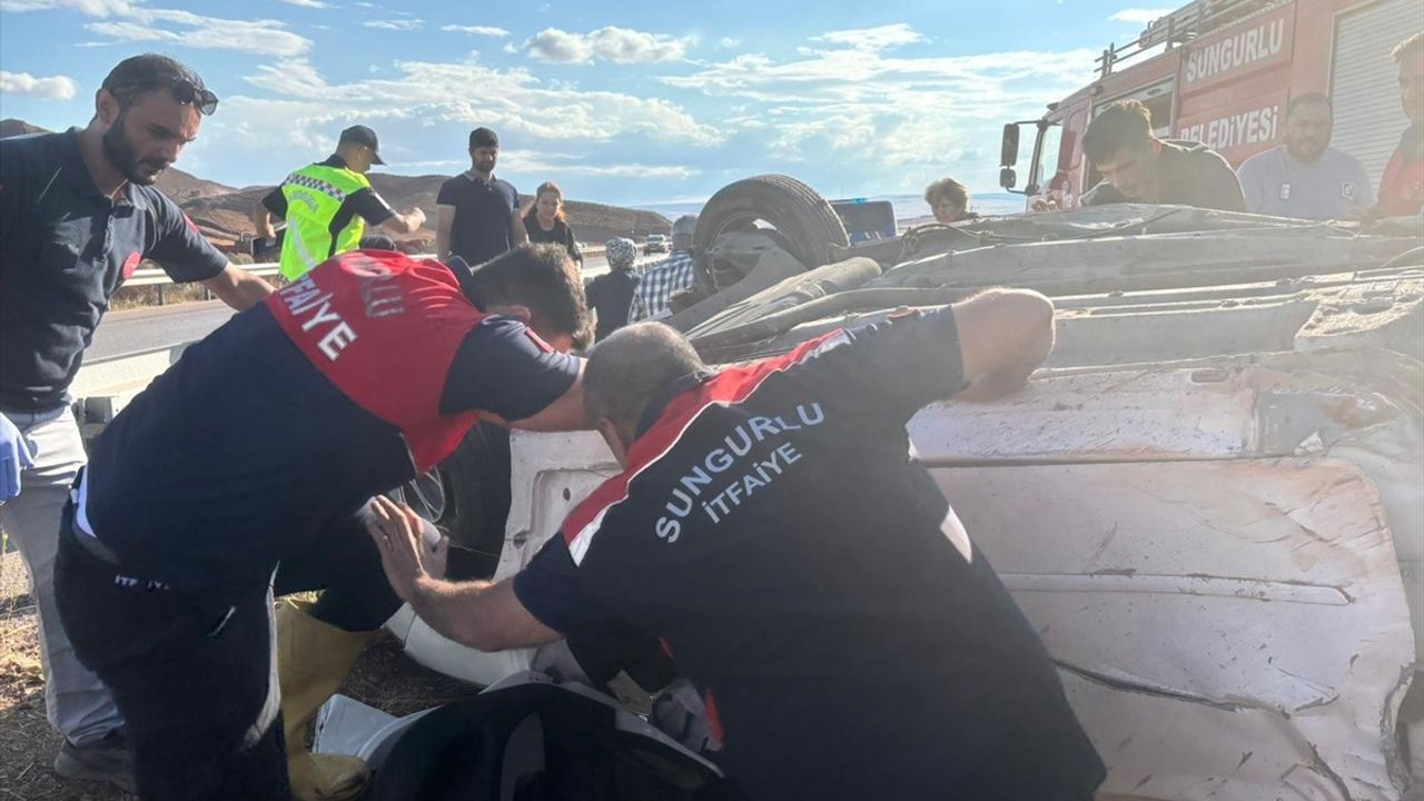 Çorum Sungurlu'da Devrilen Otomobil: 2'si Ağır 3 Yaralı