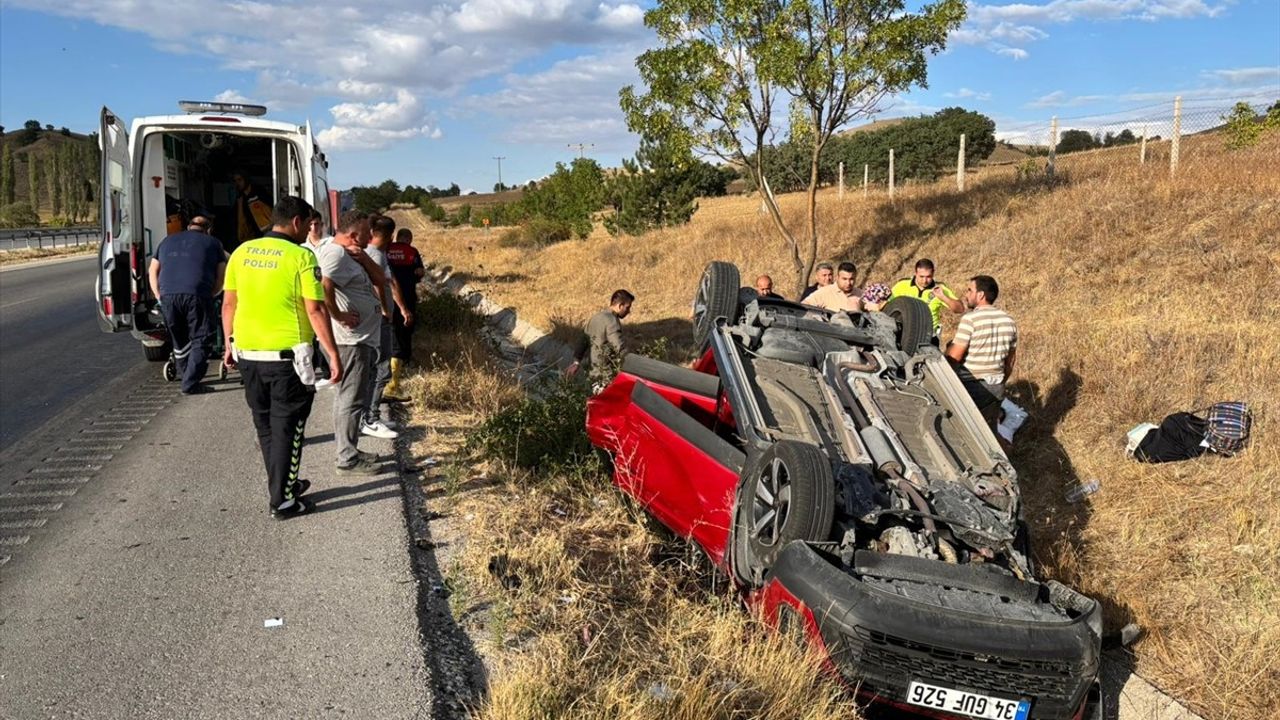 Çorum Sungurlu'da Otomobil Devrildi: 2 Kişi Yaralandı