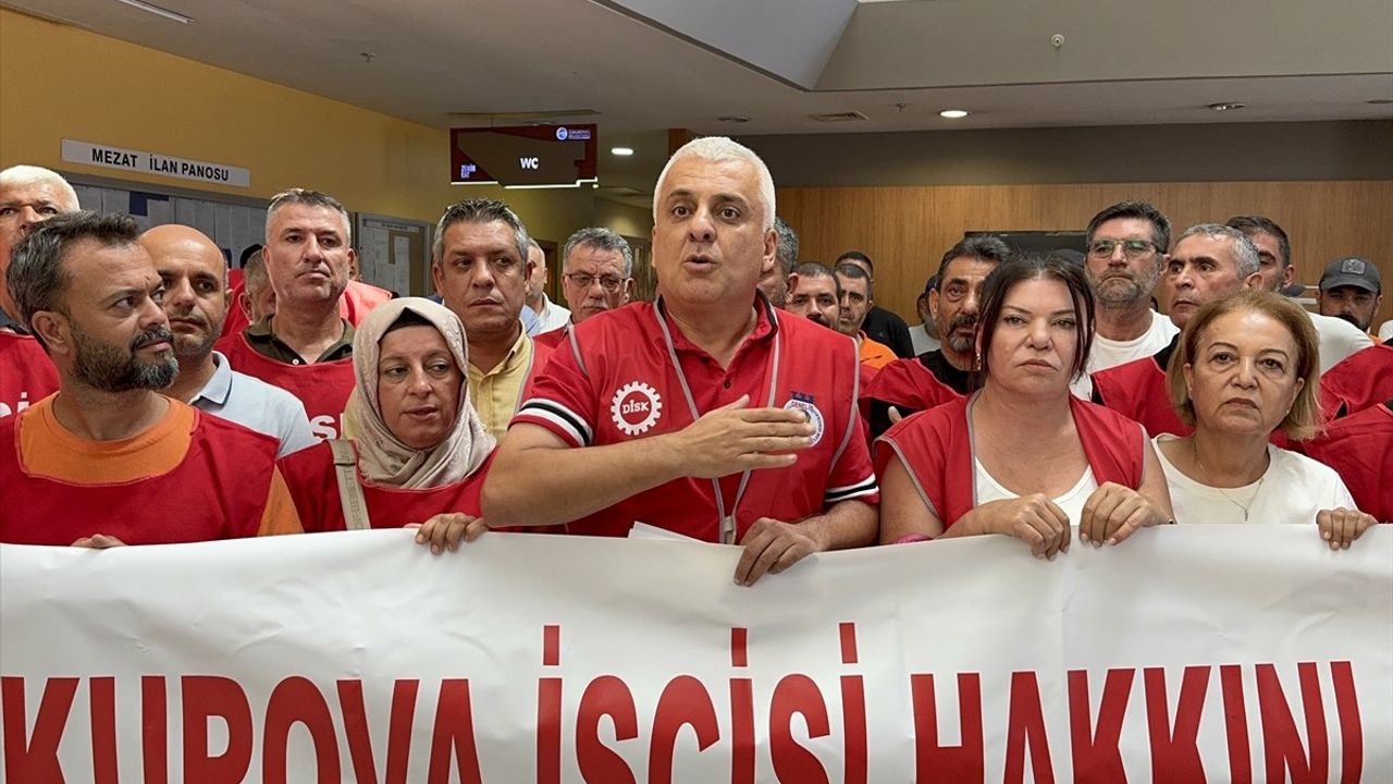 Çukurova Belediyesi'nde İşçiler Maaş ve Tediye İçin Eylemde