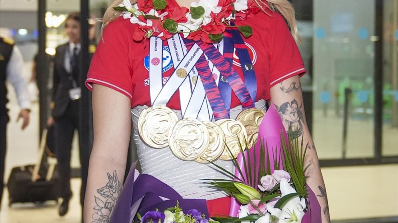 Defne Kurt'tan Tarihi Başarı: Dünya Para Yüzme Şampiyonası'nda 5 Altın