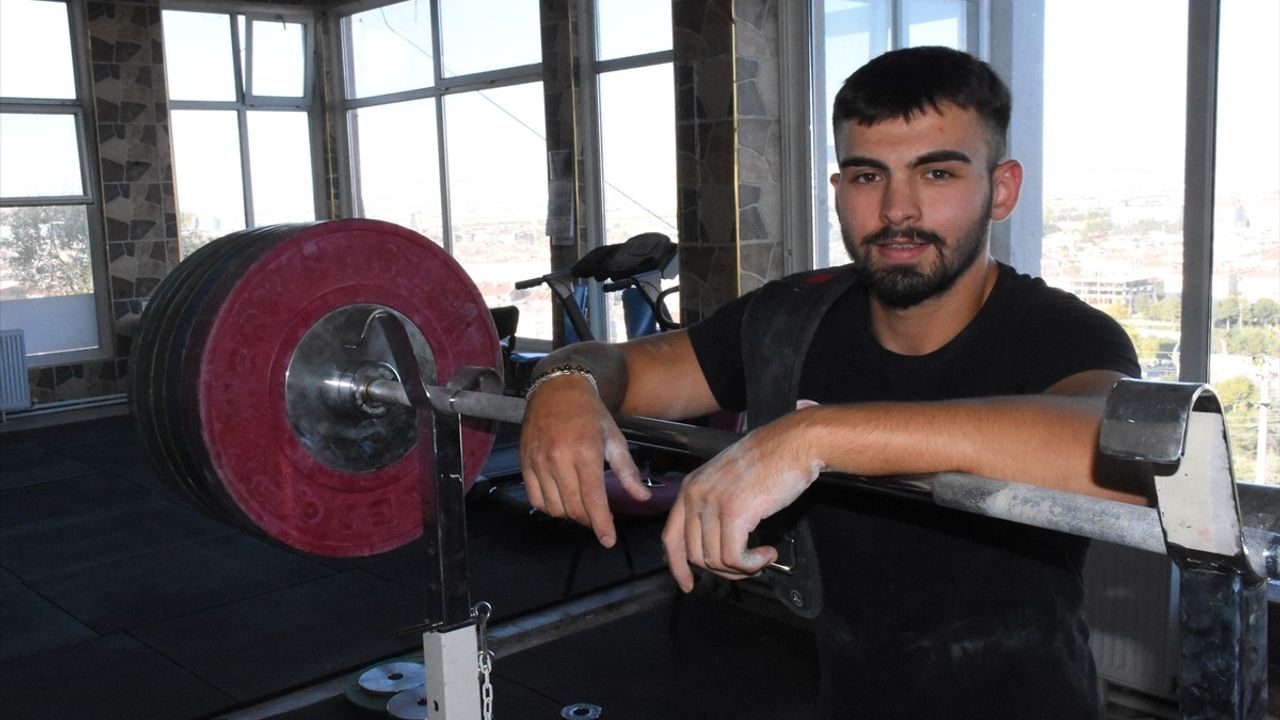 Depo İşçisinden Halterde Zirve: Hasan Sait Emrem Gençler Türkiye Şampiyonu (79 kg)