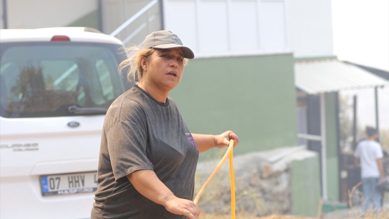 Deprem mağduru Malatyalı çift Alanya yangınında ekiplere destek veriyor
