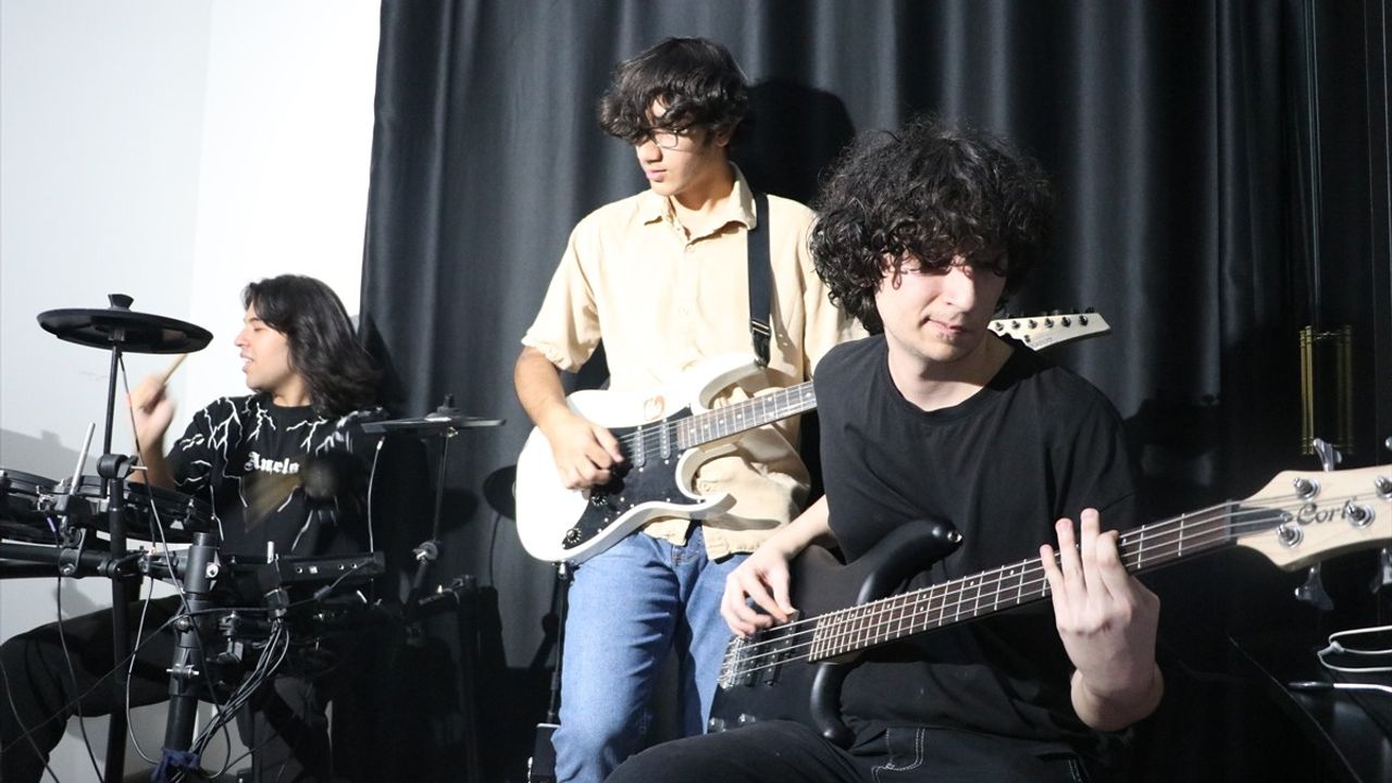 Depremde Kolunu Kaybeden Tuncay İnat, Streç Filmle Bagetle Bateri Çalıyor