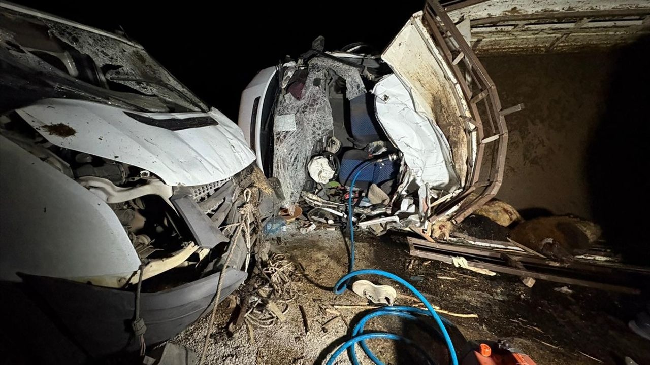 Diyarbakır'da kamyonet kazası: 2 ölü, 1 yaralı