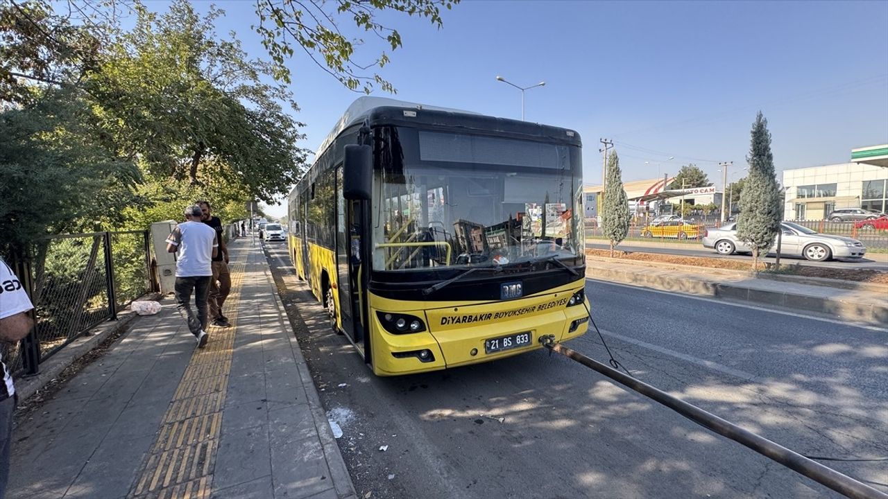 Diyarbakır'da Minibüs Belediye Otobüsüne Çarptı: 25 Kişi Hafif Yaralandı
