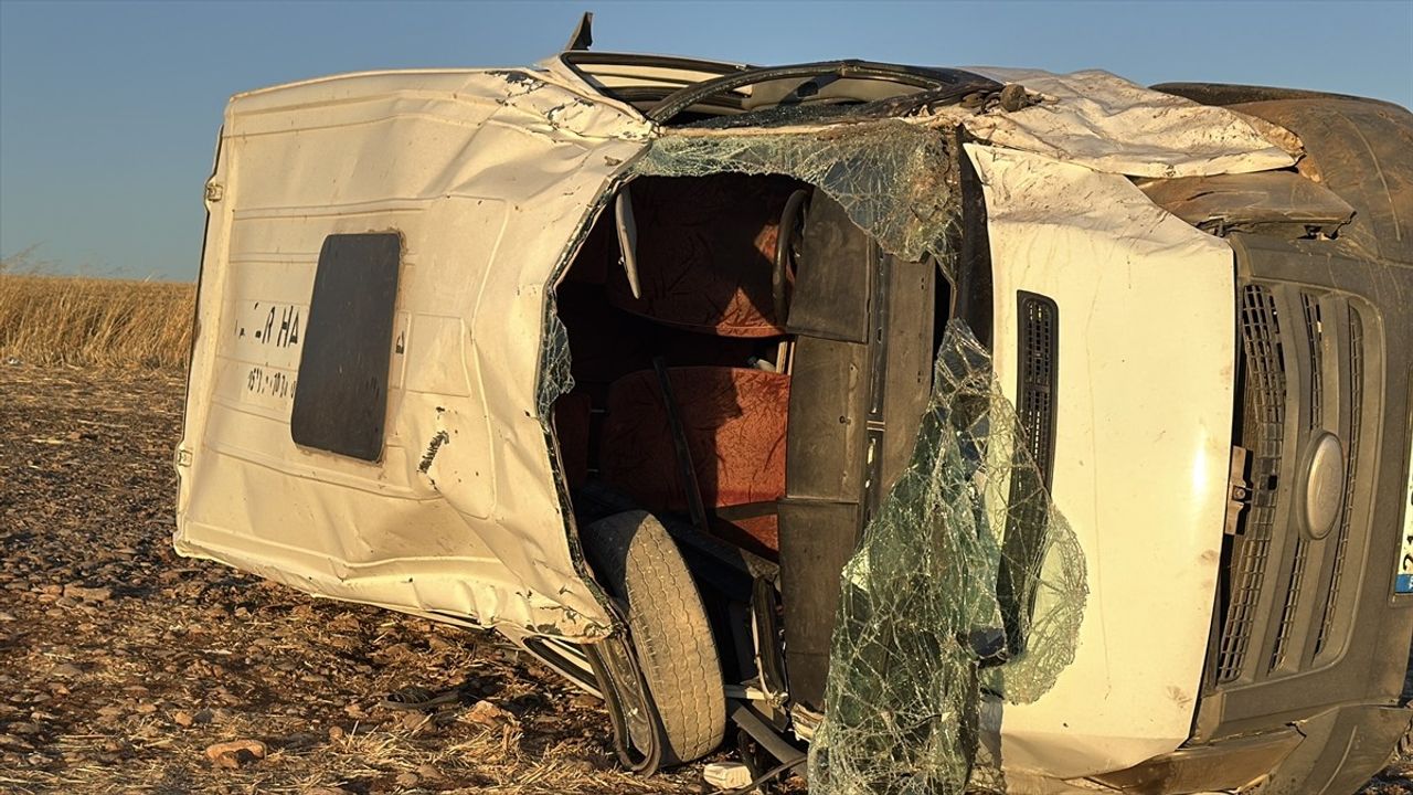 Diyarbakır'da Öğrenci Servisiyle Otomobil Çarpıştı: 9 Yaralı