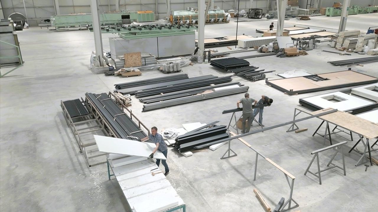 Doğan Zaimoğlu'nun Katlanabilir Konteyner Projesi Kızlarıyla Hayata Geçti