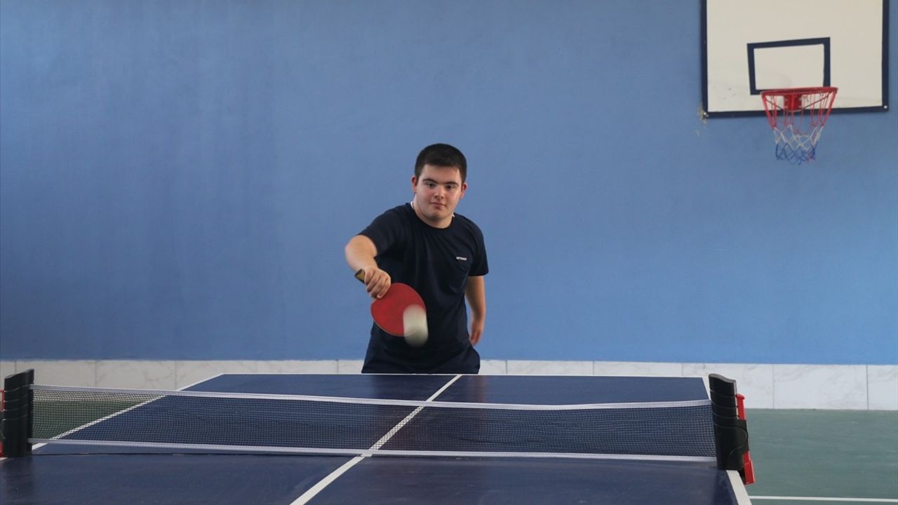 Down Sendromlu Masa Tenisçisi Göktuğ Onur Milli Takım Hedefiyle Raket Sallıyor