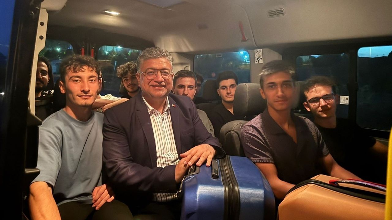 DPÜ Rektörü Kızıltoprak, Kütahya Otogarında Yeni Öğrencileri Karşıladı