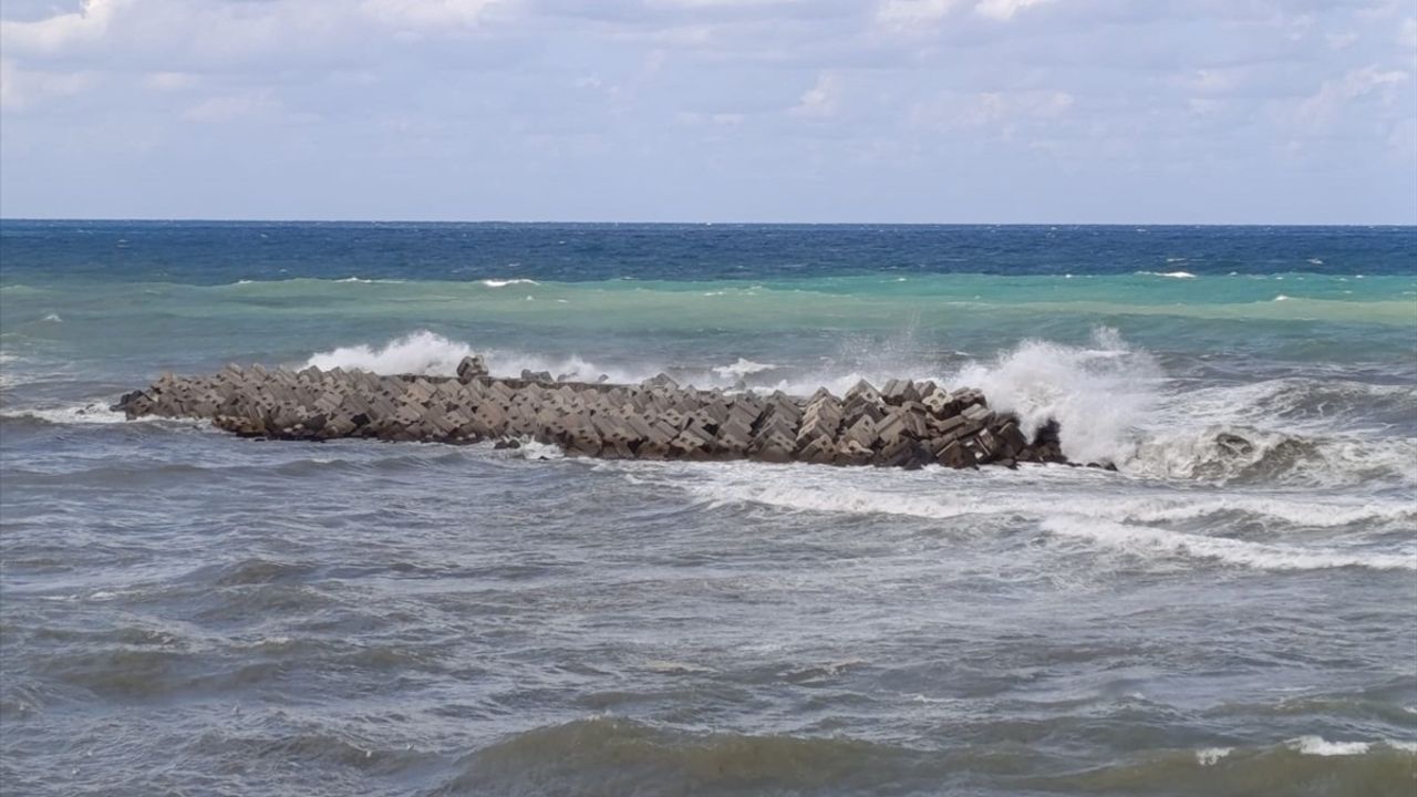 Düzce Akçakoca'da Kuvvetli Rüzgar: Dalga Boyu 4 Metreye Yaklaştı