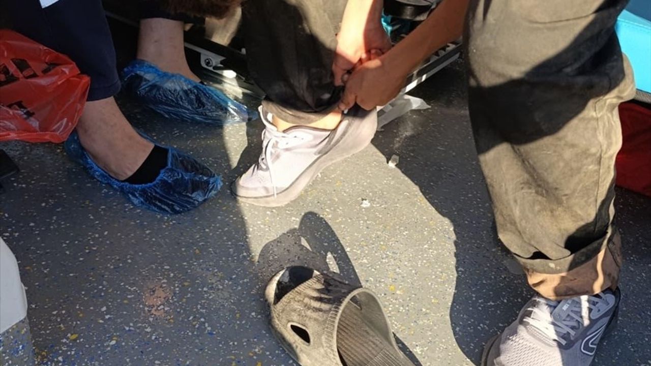 Düzce'de Ambulans Şoförü Kenan Alemdar, Terliği Kesilen Çocuğa Ayakkabısını Verdi