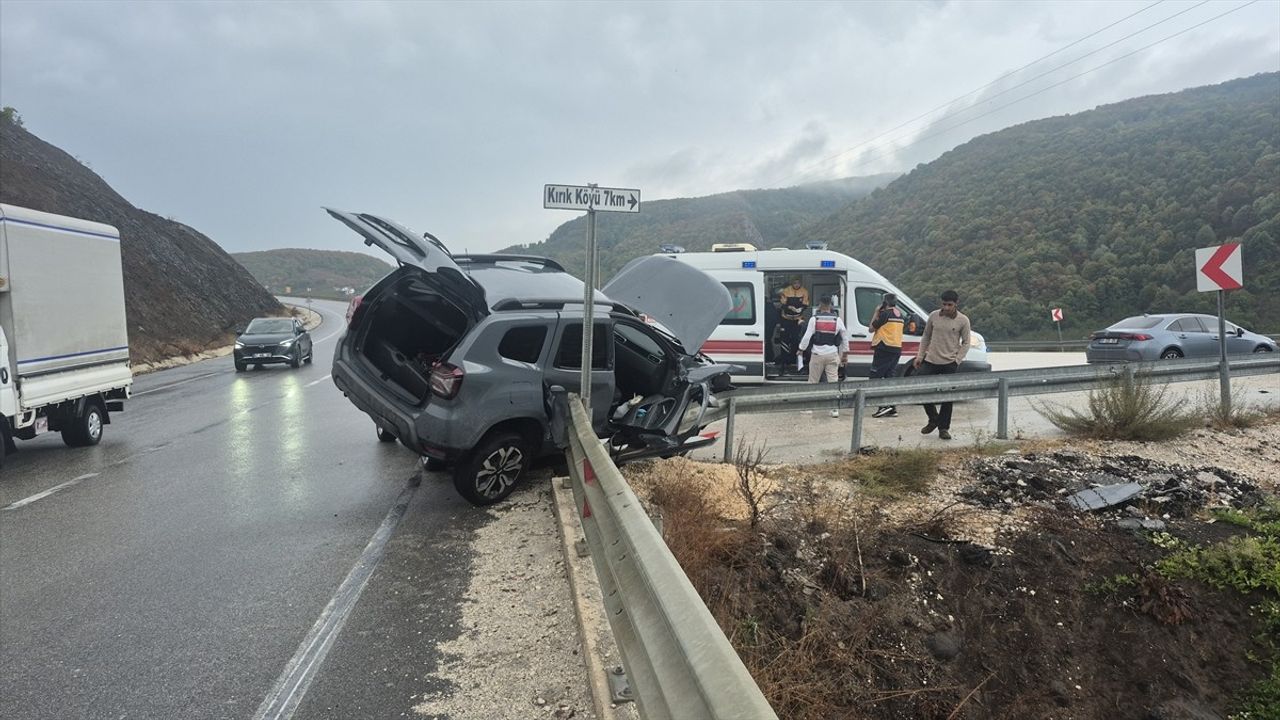 Düzce Yığılca'da cip ile hafif ticari araç çarpıştı: 3 yaralı