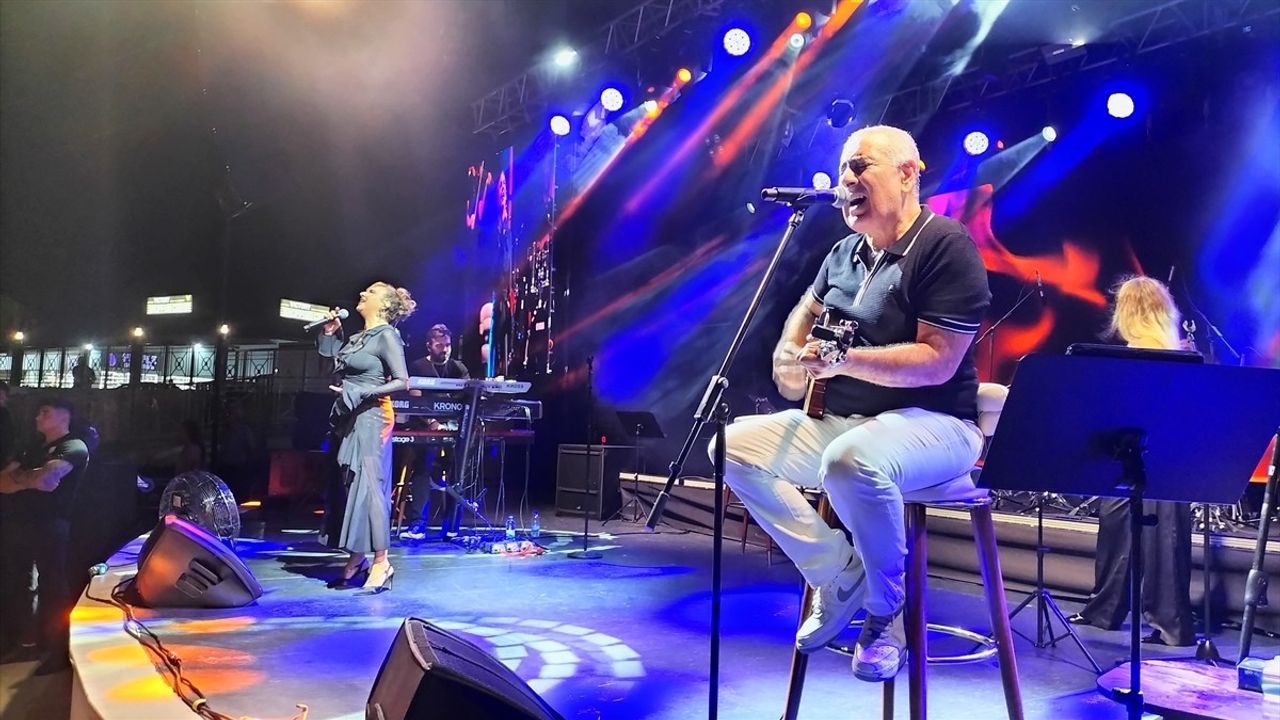 Eda ve Metin Özülkü Manavgat'ta Konser Verdi — Turistler Şarkılara Eşlik Etti